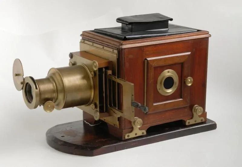 How Does a Slide Projector Work?